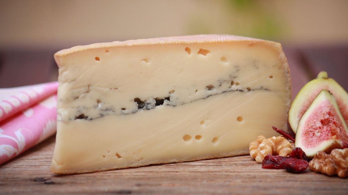 Veterináři našli v sýru Morbier nebezpečnou bakterii